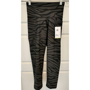 Old Navy Active Elevate Leggings. Women's XS High Rise. Gray Tiger Stripe.